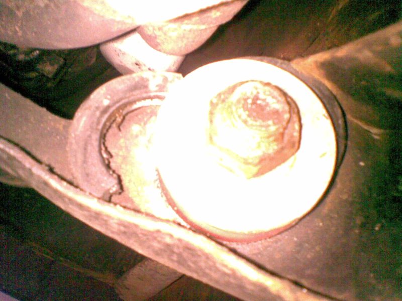 popękane tuleje przedniego zawieszenia.jpg